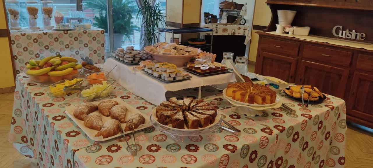 Hotel Half Moon Airport Restaurant リミニ エクステリア 写真